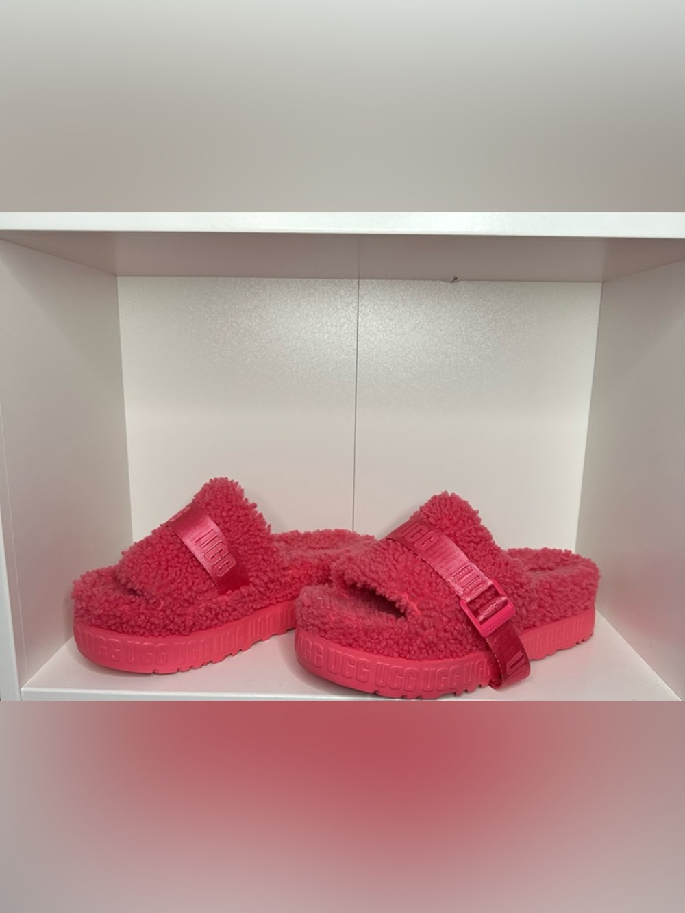 UGG fluffita slides